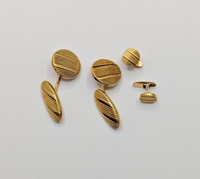 une paire de boutons de manchette en or et une paire de boutons de manchette