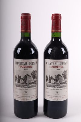 deux bouteilles de vin rouge posées l'une à côté de l'autre sur une table