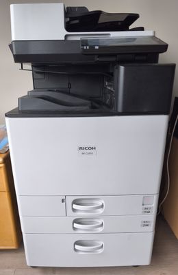 une imprimante posée sur un bureau