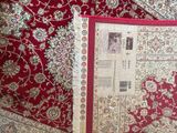 un tapis rouge sur lequel figure l'image d'un homme et un tapis rouge sur lequel figure l'image d'un homme