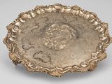 une assiette en argent ornée d'un lion et d'une couronne