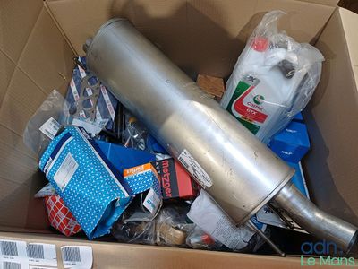 une boîte remplie d'objets qui s'y trouvent