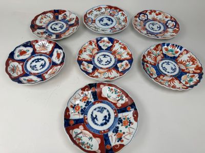 six assiettes à motifs différents posées sur une table