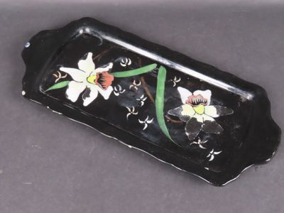 LONGWY. Plat à cake en faïence émaillée à décor de fleurs su…