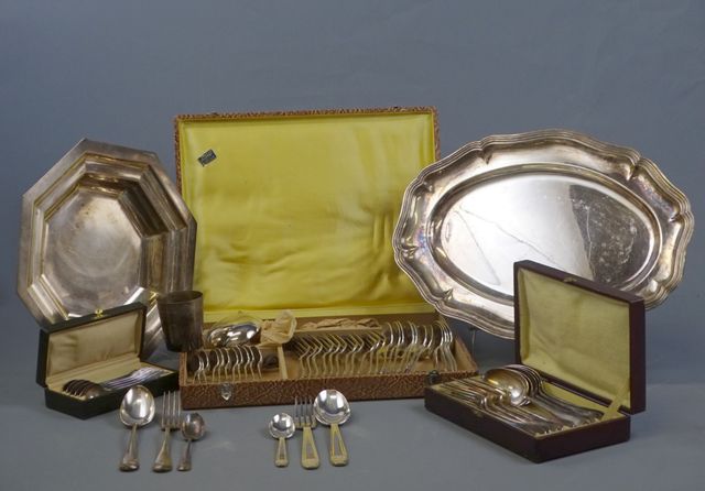 Métal argenté : une ménagère en coffret : 12 fourchettes, 12 cuil...