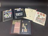 de nombreux timbres différents sur un livre posé sur une table