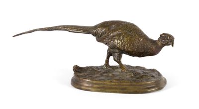 une statue en bronze représentant un faisan posée sur un socle