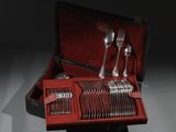 un coffret contenant de l'argenterie sur une table