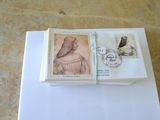 une pile de timbres posée sur une feuille de papier
