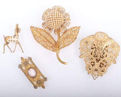 trois broches en or, une broche, une broche, une broche et une broche