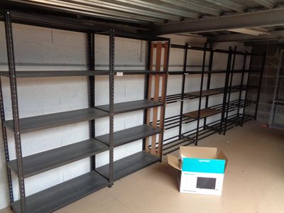 une boîte posée au milieu d'une étagère dans un garage