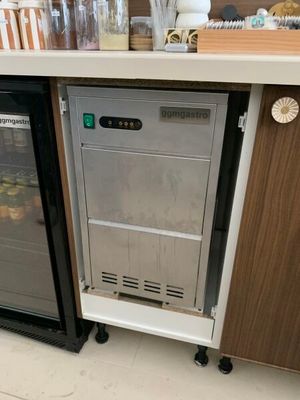 un petit réfrigérateur au milieu d'une cuisine