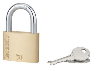 un gros plan d'un cadenas et de deux clés sur fond blanc