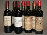 six bouteilles de vin sont alignées sur une table