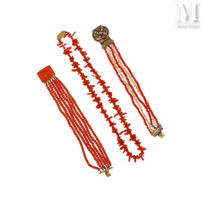 trois colliers de perles rouges avec des fermoirs dorés sur fond blanc