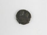 l'image d'une petite pièce de monnaie posée sur une surface blanche