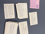 plusieurs feuilles de papier posées sur une table, à côté d'une paire de ciseaux