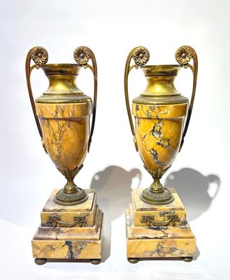 Paire de vases d'ornementation en marbre jaune de Sienne, mo…