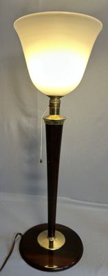une photo d'une lampe de table surmontée d'un abat-jour en verre blanc