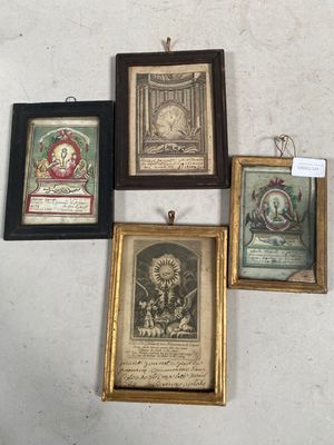 trois photos encadrées et une image représentant une horloge accrochée au mur