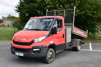 un camion rouge garé dans un parking