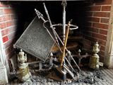 une cheminée avec une borne d'incendie, une borne d'incendie et un tas d'outils