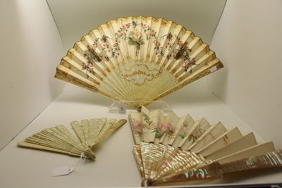 une vitrine sur laquelle sont posés un ventilateur et d'autres objets