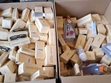 deux cartons remplis d'objets qui traînent par terre