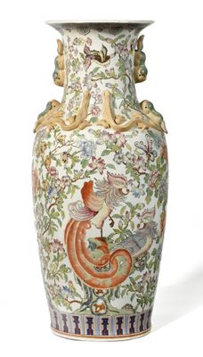 un grand vase orné d'un oiseau sur fond blanc