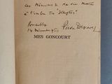 un livre ouvert avec une écriture manuscrite posé sur une table