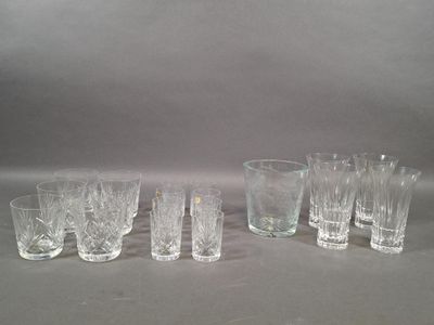 un grand nombre de verres posés sur une table
