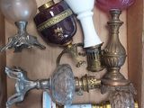 une boîte remplie d'objets anciens en verre