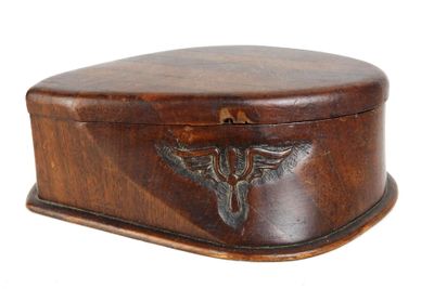 boîte en bois marron ornée d'un motif métallique sur fond blanc