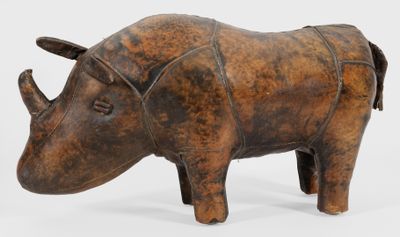sculpture représentant un rhinocéros debout sur ses pattes arrière, posée sur une surface blanche