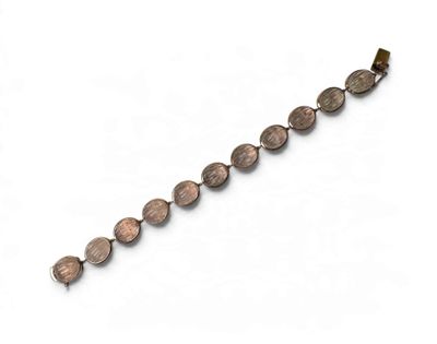 un bracelet en argent et en or orné de perles ovales
