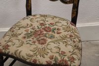 Paire de chaises charivari en bois noirci à décor doré, assi… (photo 4)