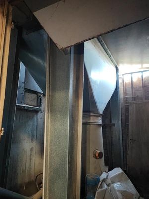 une salle de bains sale avec des toilettes et une poubelle à l'intérieur