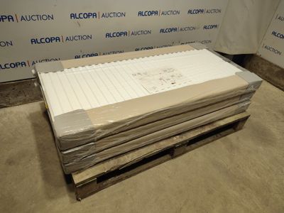 une pile de draps blancs posée sur une palette dans une pièce