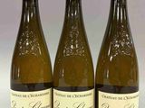 trois bouteilles de vin posées sur une table l'une à côté de l'autre
