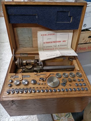 Tour de précision « Ars », pour horloger, en coffret. 