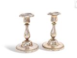 paire de chandeliers en argent sur fond blanc