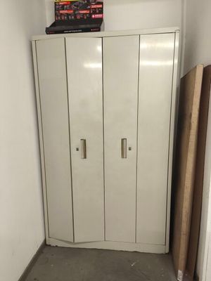 une armoire blanche dans le coin d'une pièce
