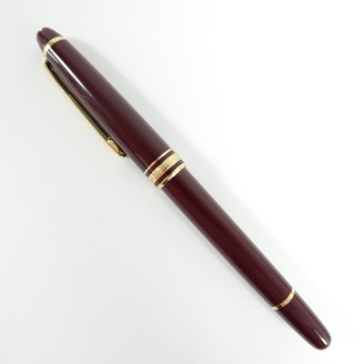 un gros plan d'un stylo posé sur une surface blanche
