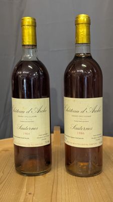 deux bouteilles de vin posées sur une table en bois