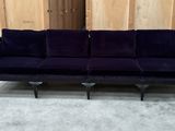 un canapé violet qui se trouve dans une pièce