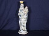une figurine représentant une femme avec un oiseau sur la tête