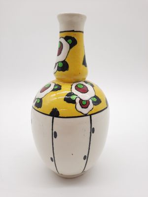 vase jaune et blanc orné de fleurs noires et blanches