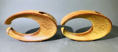 deux pièces de poterie jaune posées sur une surface grise