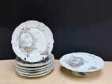 plusieurs assiettes empilées sur une table