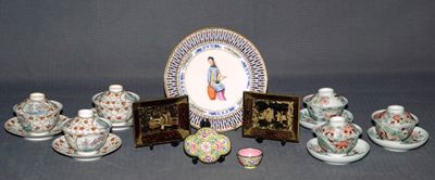 un grand nombre d'objets différents posés sur une table